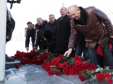 Возложение цветов к памятнику воинам-интернационалистам