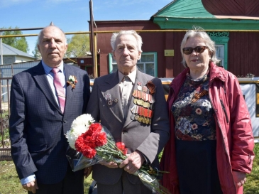 Парад у дома ветерана накануне Дня Победы