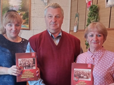 Темниковский совет ветеранов передал в дар библиотеке книгу