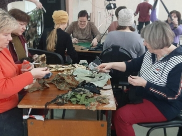 Ветераны и волонтеры Ковылкино посылают бойцам маскировочные сети