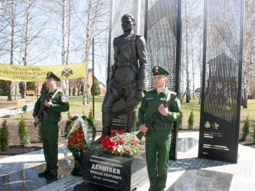 В Торбеево открыли памятник Герою Советского Союза Михаилу Девятаеву